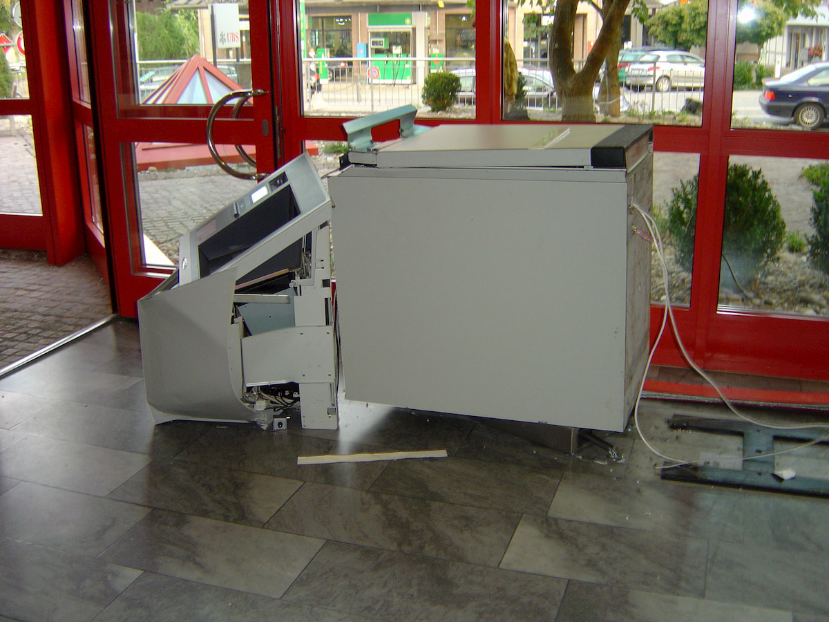 Image description: ATM GA Klau 011004 Aarberg (3)